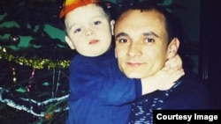 Николай Шиптур со своим сыном. Фотография сделала до ареста