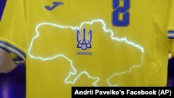 Форма для збірної України з футболу із зображенням мапи України, включно з Кримом