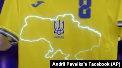 Форма для сборной Украины по футболу с изображением карты Украины, включая Крым