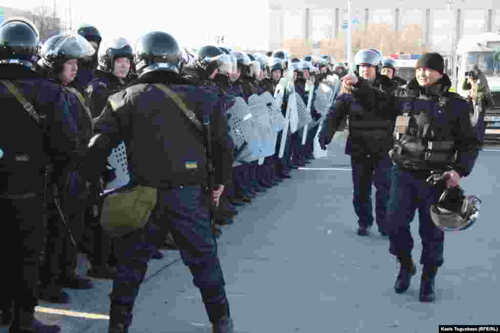 Қызмет қаруы мен арнайы құралдары бар полиция жасағы Ақтау қаласының орталық алаңында тұр. 18 желтоқсан 2011 жыл.