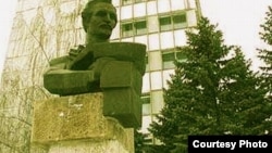 Statuia lui Mihai Eminescu la Ungheni