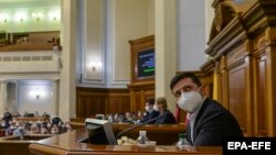 Маълум нест, ки мақомдори гумонбар дар дафтари президенти амалкунанда ё пешин кор мекард