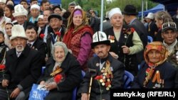 Жеңиш салтанатына келген ардагерлер. Бишкек, 2011-жылдын 9-майы.