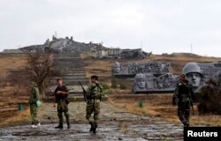 Separatiști pro-ruși lângă memorialul de război distrus de forțele Kievului, în Savur-Mohila, lângă Donețk, August 28, 2014