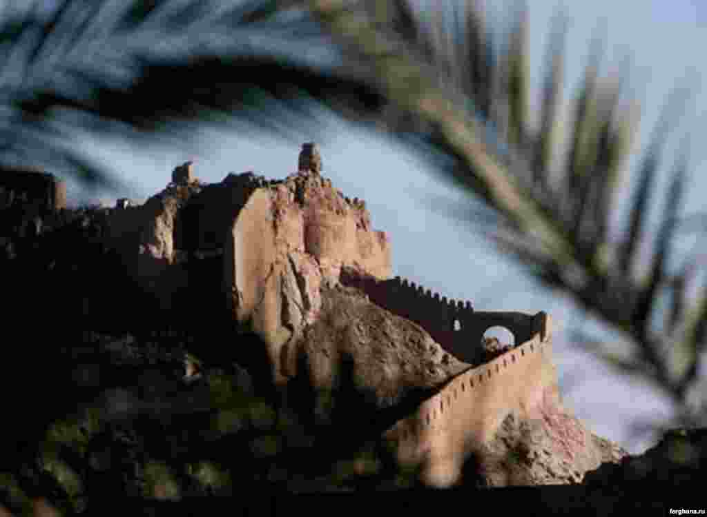 A view of the Bam citadel shortly after the earthquake (Fars) - At its historical peak, some 11,000 people lived within the mud-brick walls of the citadel. Its walls enclosed an area of 6 square kilometers and it boasted 38 towers.