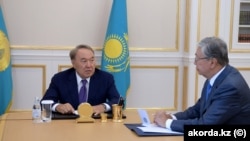 Первый президент Казахстана Нурсултан Назарбаев (слева) и действующий глава Республики Касым-Жомарт Токаев