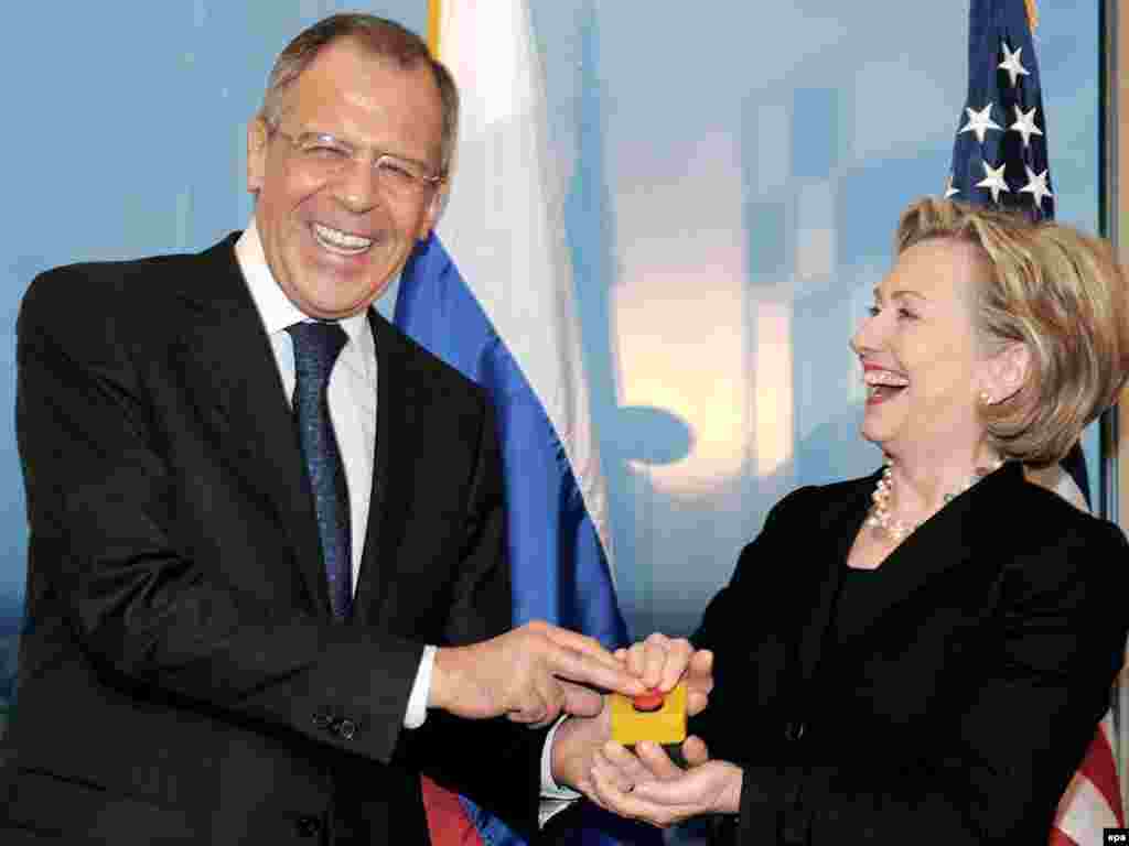 Švicarska - Susret Clinton - Lavrov - Hillary Clinton je u Ženevi predala Sergeiu Lavrovu simboličan uredjaj sa natpisom ¨reset¨. Prije mjesec dana potpredsjednik SAD Joe Biden izjavio je da Amerika želi ponovo obnoviti (¨reset¨) odnose sa Rusijom. 