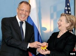 Державний секретар Гілларі Клінтон із міністром закордонних справ Росії Сергієм Лавровим у Женеві натискають «кнопку перезавантаження», 6 березня 2009 року