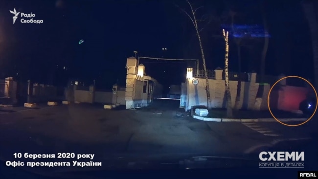 10 березня журналісти помітили, що в дворі біля бокових воріт в ОП знову чекає авто, яким користується депутат Тищенко
