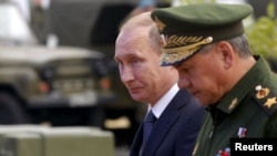 Президент Росії Володимир Путін (ліворуч) і міністр оборони Росії Сергій Шойгу. Москва, червень 2015 року
