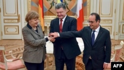Анґела Меркель і Франсуа Олланд (п) на зустрічі з президентом України Петром Порошенком у Києві, 5 лютого 2015 року