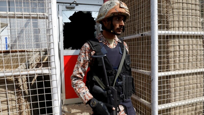 Тројца пакистански војници загинаа во експлозија