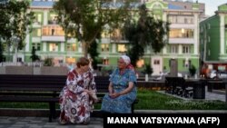 Пожилые женщины на скамейке в российском городе Самаре. 30 июня 2018 года.