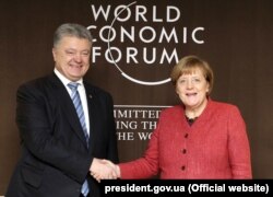 Президент України Петро Порошенко і канцлер Німеччини Анґела Меркель. Давос, 23 січня 2019 року