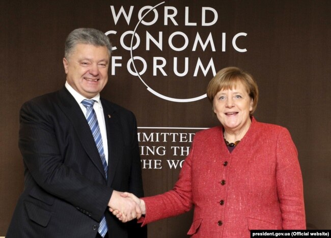 Президент України Петро Порошенко і канцлер Німеччини Анґела Меркель. Давос, 23 січня 2019 року