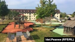 Детская площадка в лагере для беженцев в Бамберге (Германия)