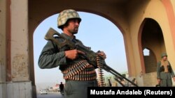 ملتری تایمز: هرچند حملۀ حدود هزار شورشی طالبان بر شهر غزنی عقب زده شد، اما گروه‌های تندرو هنوز هم مراکز شهرها را تهدید می‌کنند.