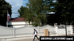 Një person duke kaluar afër Ambasadës së Serbisë në Shkup, e cila ishte mbyllur gjatë fundjavës së kaluar