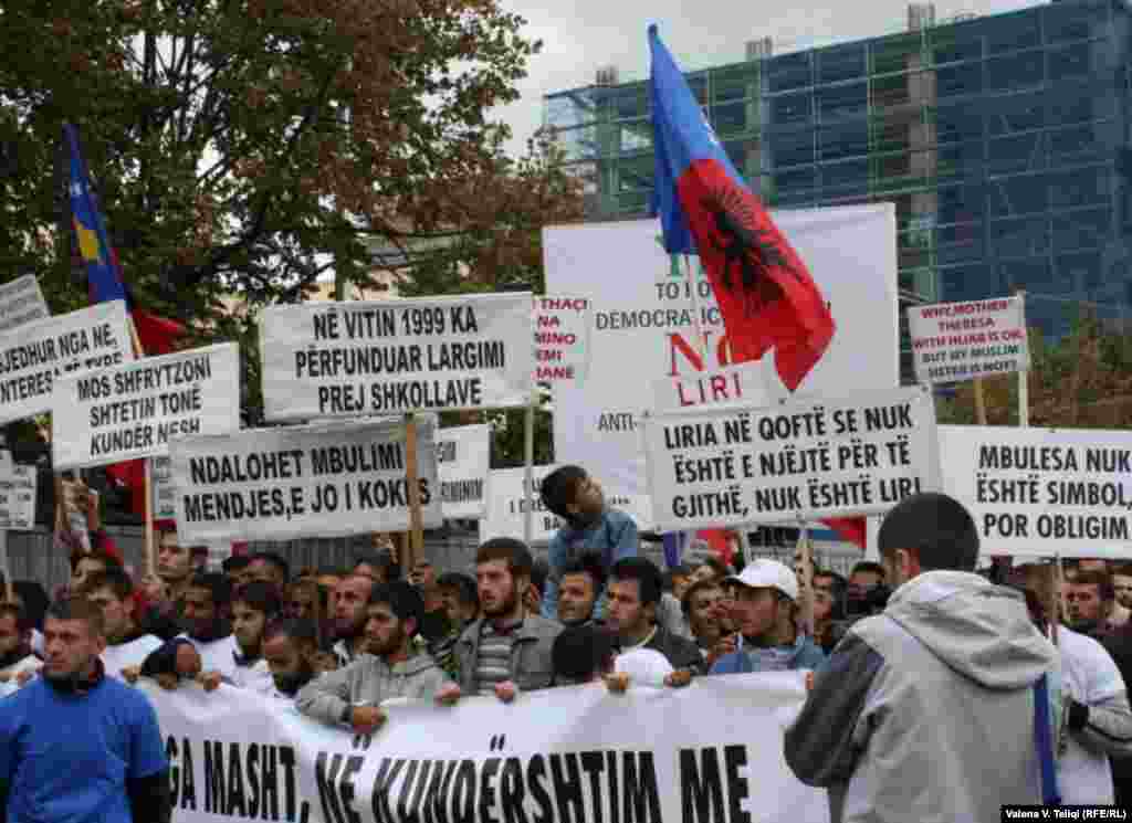 Kosovo - Protesti protiv vladine odluke da zabrane učenicama nošenje marame u javnim školama, 08.10.2010. 