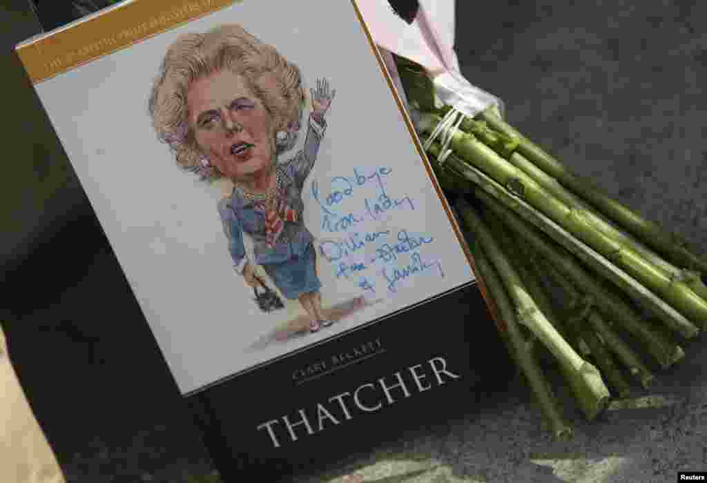 Cvijeće ispred kuće u kojoj je živjela Margaret Thatcher, London, 8. april 2013. Foto: REUTERS / Suzanne Plunkett 
