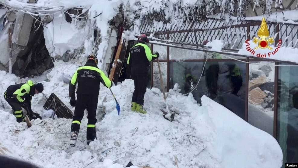 Рятувальники розбирають завали готелю, на який зійшла лавина, Фаріндола, Італія, 20 січня 2017 року