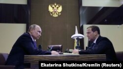 Vladimir Putin (solda) və Dmitry Medvedev 