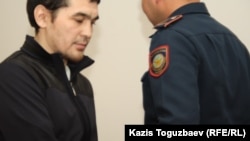 Подсудимого Саяна Хайрова привели в суд. Алматы, 16 октября 2013 года.
