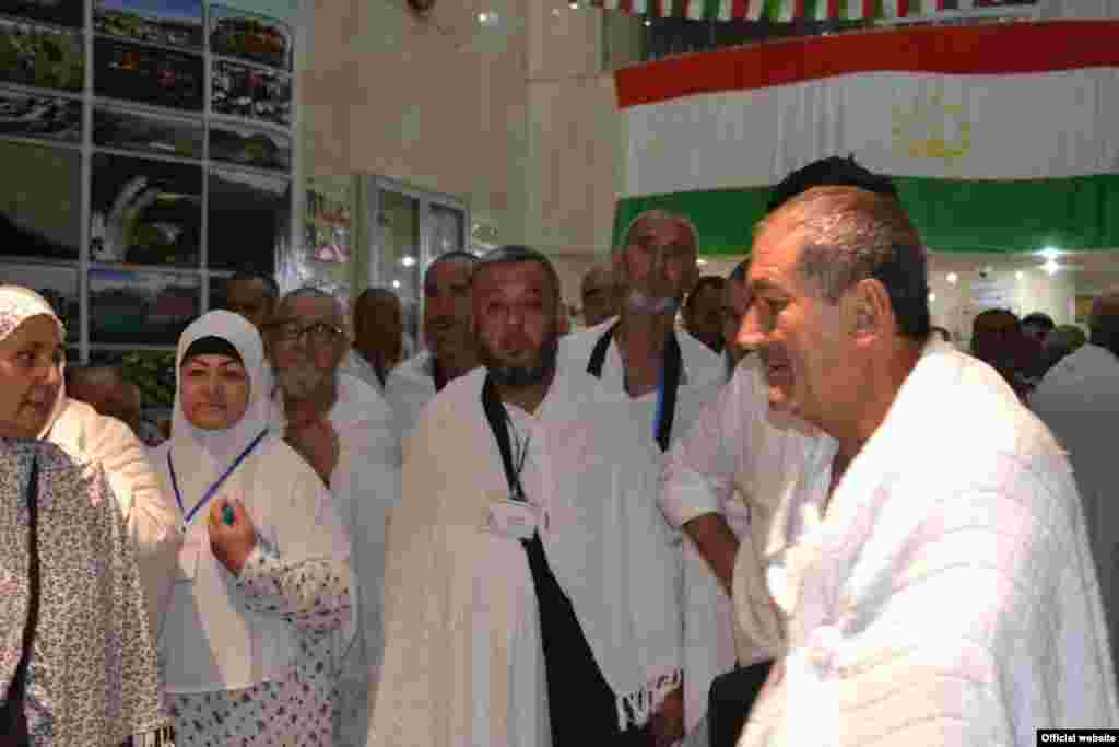 Saudi/Tajikistan -- Tajik piligrims im Mecca, 11Sep2016 
