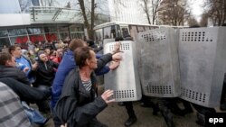 Ciocniri violente între manifestanţi pro-ruşi şi poliţie în apropierea administraţiei regionale de la Harkov, 8 aprilie 2014