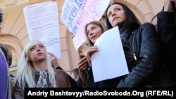 Journalists and activists protesting against the law with blank placards on October 1