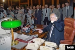 Председатель Правительства России Виктор Черномырдин ведёт телефонные переговоры с Шамилем Басаевым. Июнь 1995 года. Фото ТАСС