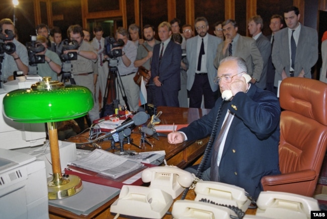 Председатель Правительства России Виктор Черномырдин ведёт телефонные переговоры с Шамилем Басаевым. Июнь 1995 года. Фото ТАСС