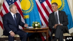 Kazakh President Nursultan Nazarbaev (left) meets with U.S. President Barack Obama at the U.S. ambassador's residence in The Hague on March 25.