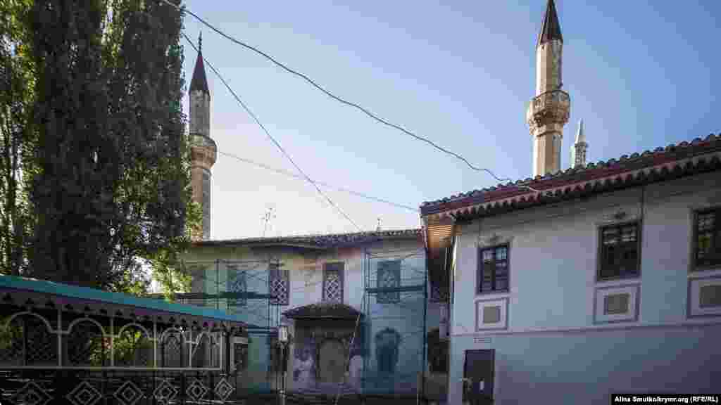 Kelecek sene milliy müzey 100 yaşını tolduracaq. Rusiye tayin etken Qırım medeniyet naziriniñ muavini Tatyana Manejina saraynı tamir etmek niyetlerini aydınlattı.