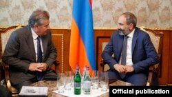 Премьер-министр Армении Никол Пашинян (справа) принимает гендиректора итальянской компании «Ренко» Джованни Рубини, Ереван, 17 мая 2018 г. 