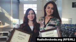 Оlena Loginova (l) and Anastasiya Ivantsova, winners in the U.S. Embassy-Ukrayinska Pravda Investigative Journalism Competition, 6 June 2015