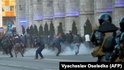Милиция разгоняет митинг сторонников Садыра Жапарова. 2 марта 2020 г.