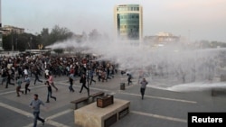 Полиция разгоняет «мирный марш» в пользу урегулирования конфликта между правительством и курдскими боевиками, проведение которого совпало со взрывами в Анкаре. 11 октября 2015 года.