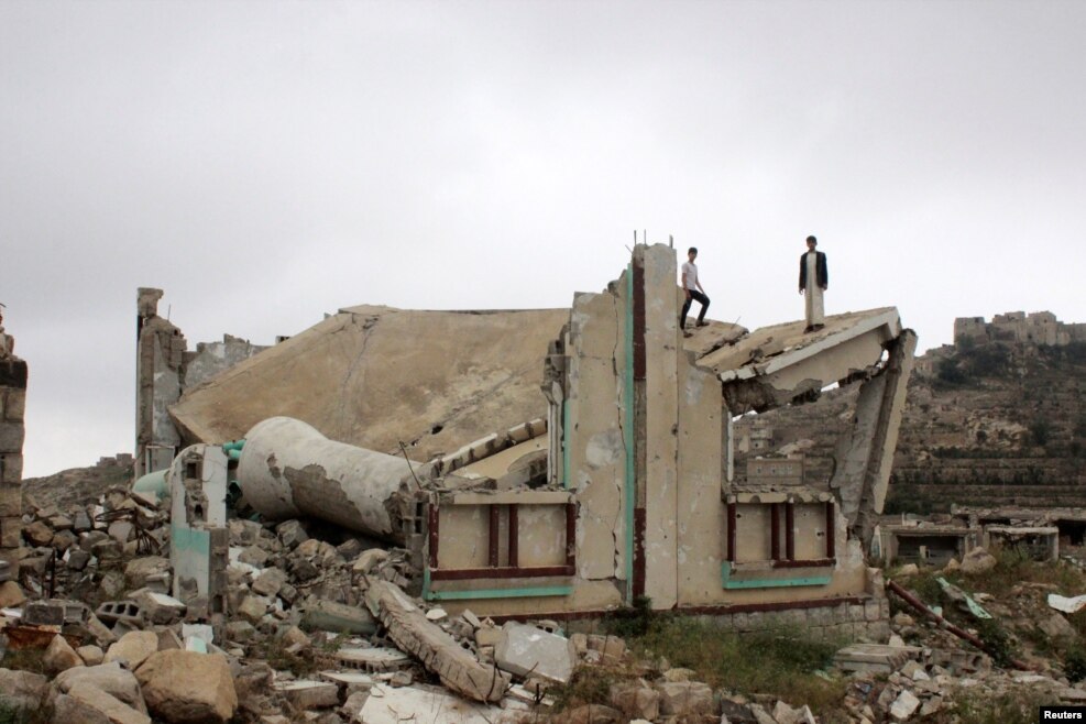 مسجدی در صنعا در یمن که هدف حملات هوایی ائتلاف به رهبری عربستان سعودی قرار گرفته است. ائتلاف به رهبری عربستان در حال حاضر حملاتی را در یمن علیه شورشیان حوثی انجام می‌دهد. این حملات البته به خاطر شمار بالای قربانیان غیرنظامی با انتقادهای شدید سازمان‌های بین‌المللی مدافع حقوق بشر روبه‌رو است.