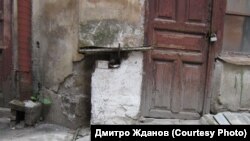 Колонка в одному з одеських дворів