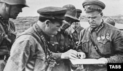 Советтик колбашчы Георгий Жуков (оңдо) Халкин-Гол дарыясынын аймагында Кызыл армия менен Монгол армиясынын жапондук баскынчы аскерлерге каршы байсалдуу согуш аракеттерине жетекчилик кылган. 1939-жылдын августу.