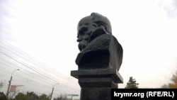Памятник Т.Г. Шевченко в Симферополе (архивное фото)