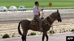 Türkmenistanyň prezidenti Gurbanguly Berdimuhamedow atçylyk toplumynda, 29-njy aprel.