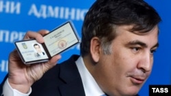 Михаил Саакашвили демонстрирует удостоверение советника президента Украины. Киев, 17 февраля 2015 г. 