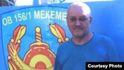 Журналист и правозащитник Александр Харламов у ворот СИЗО после своего освобождения. Усть-Каменогорск, 4 сентября 2013 года. 