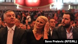 NVO MANS navodi da su Milo Đukanović (lijevo) i njegov sin Blažo (desno) [na fotografiji je i Milova supruga Lidija, Podgorica, 12. april 2018.] godine 2012. sklopili tajne ugovore o upravljanju njihovom imovinom skrivajući se iza komplikovane mreže stranih kompanija.