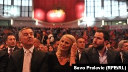 Bivši predsjednik države Milo Đukanović, supruga Lidija i sin Blažo na predizbornom skupu njegove Demokratske partije socijalista u Podgorici, 12. april 2018.