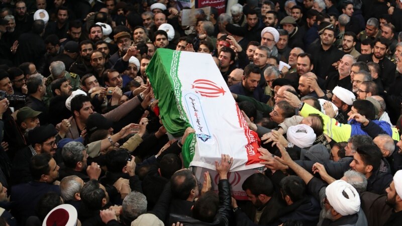 Iranianët vajtojnë për komandantin e vrarë