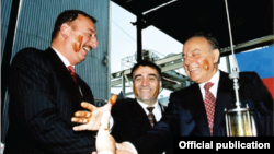 "Əsrin müqaviləsi" çərçivəsində 1997-ci ildə "Çıraq" platformasından ilkin neftin hasilatı.