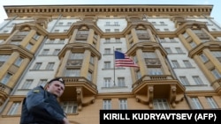 Polițist rus, în fața ambasadei americane la Moscova